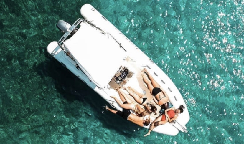 Vue drone – bateau sur les eaux turquoises de la côte basque – Hendaye