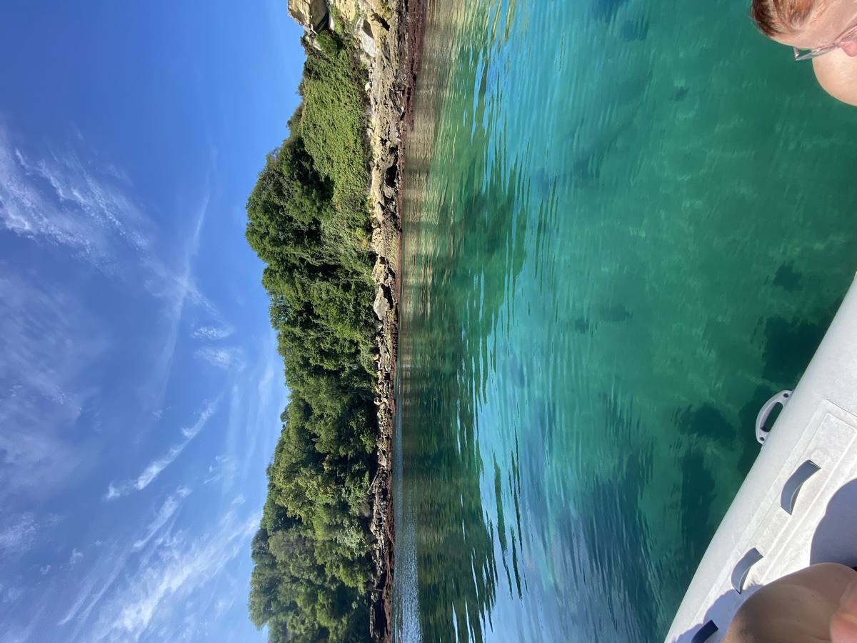 Eaux turquoises d'une crique secrète accessible uniquement en bateau – Hendaye